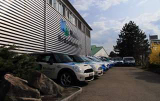 Frontansicht Hauptquartier von Maillard-Bedachungen inklusive Fahrzeugflotte