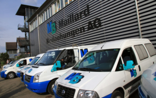 Frontansicht Hauptquartier von Maillard-Bedachungen inklusive Fahrzeugflotte