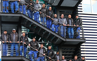 Unser vierzigköpfiges Bedachungs-Team. Wir packen gerne mit an, wenn Sie das möchten.