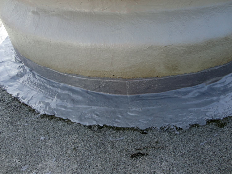 Flüssigkunststoff ist bestens geeignet für Detailabdichtungen auf dem Dach.